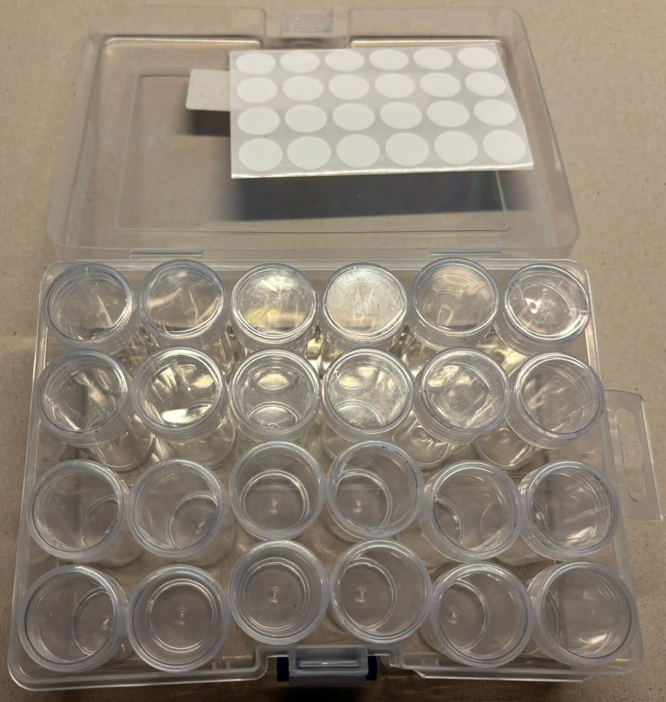 Doosje met 24 potjes