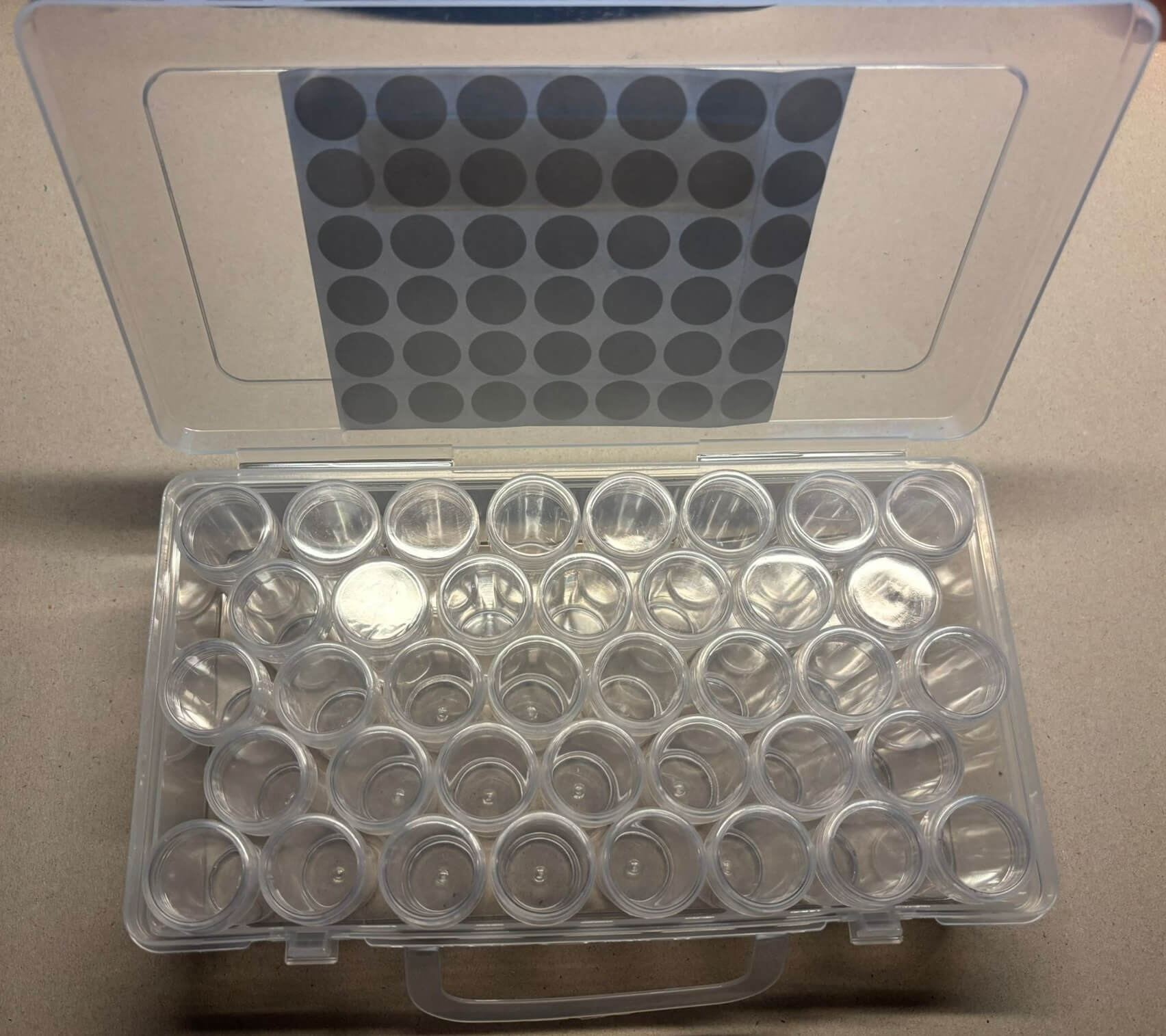 Doosje met 38 potjes